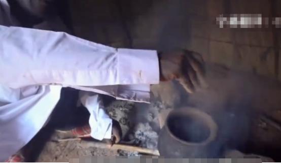 非洲医疗有多恐怖？小伙患上前列腺，医生竟用锤子砸胸口祛除病魔