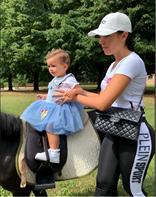 梅西获得金球奖c罗握手梅西,梅西工资卡给老婆