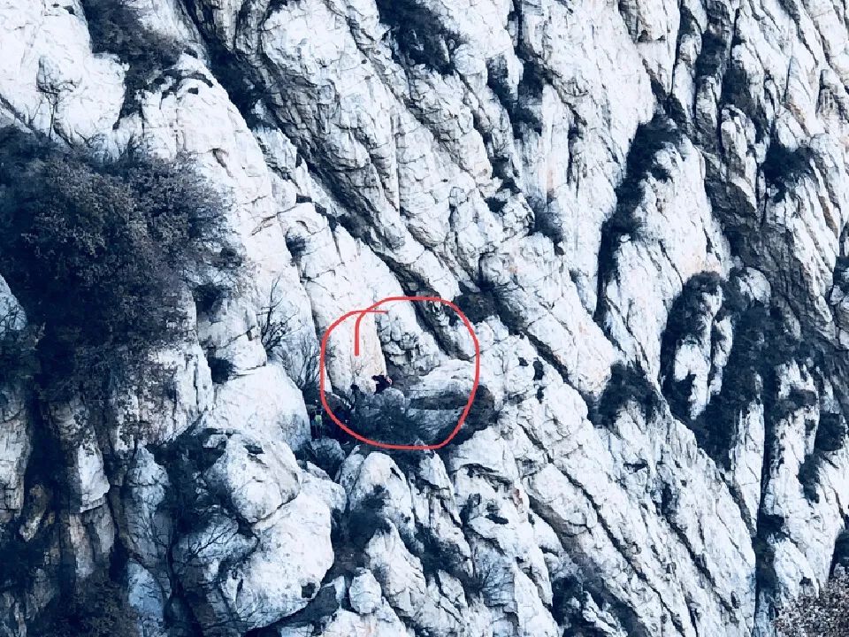 20230513嵩山月亮坡四号线溜腿，旁边的小山脊又出意外了