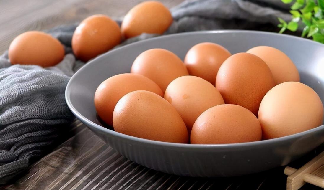 如果一个人连续30天只吃2顿饭,如果一个人一天只吃三个鸡蛋