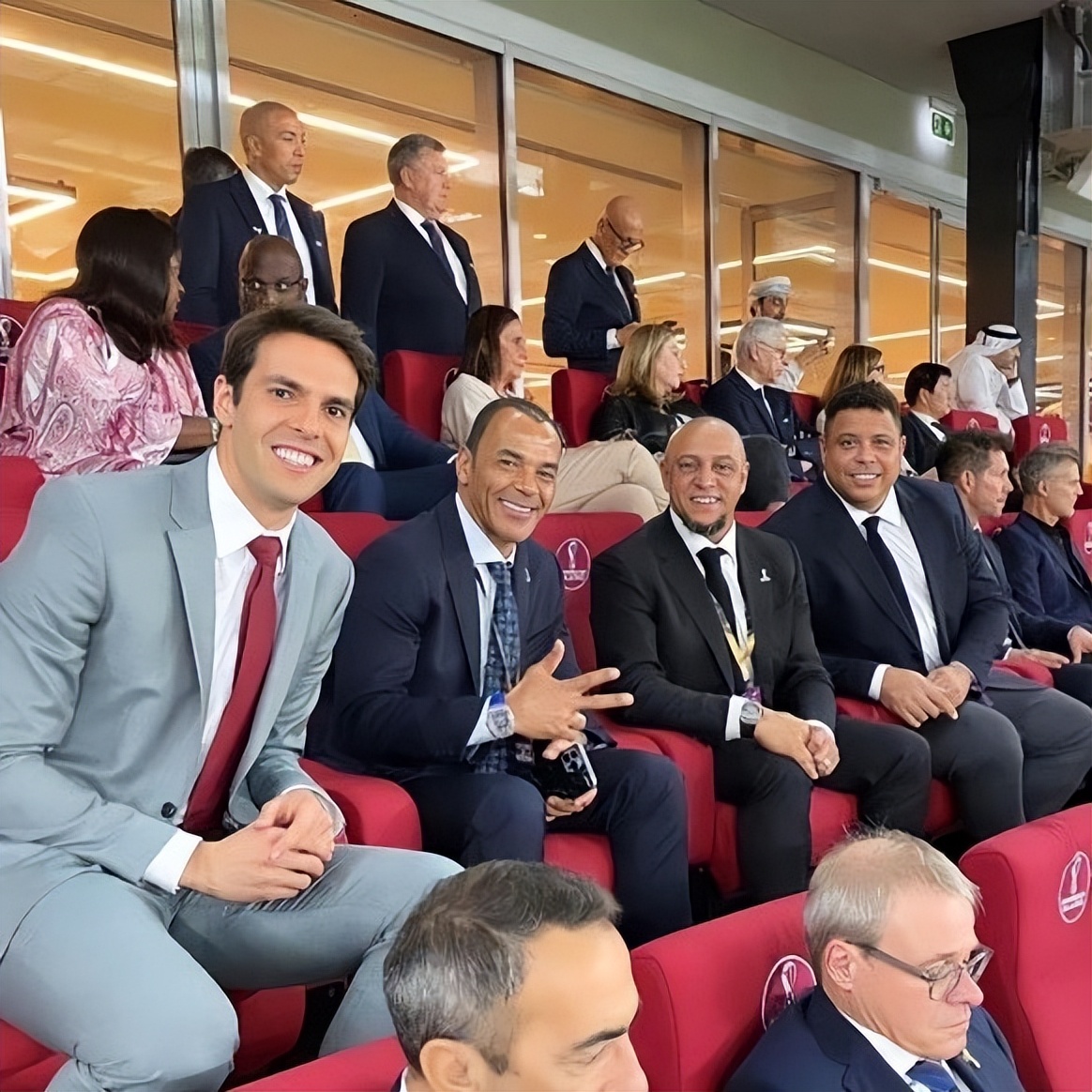 罗纳尔多世界杯捧杯,世界杯超级巨星卡卡