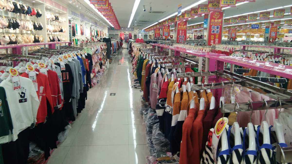 卖衣服在农村做什么生意好,开个服装批发的档口一年挣多少