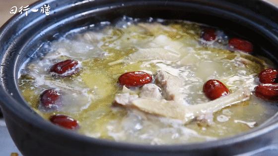 药膳滋补鸽子汤怎么炖最补气血,一鸽胜九鸡教你在家煲药膳鸽子汤