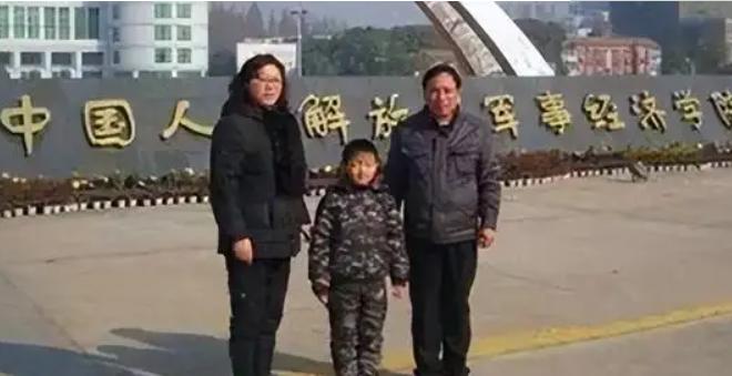 河南8岁神童何雪豪被军校录取,中国神童何雪豪现在什么军衔