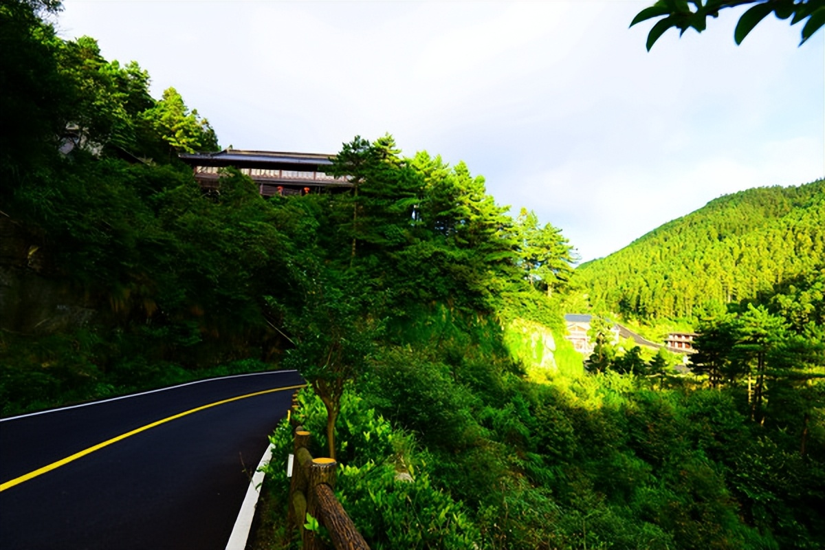 羊狮慕与张家界哪个好,江西明月山和羊狮慕哪个更值得去