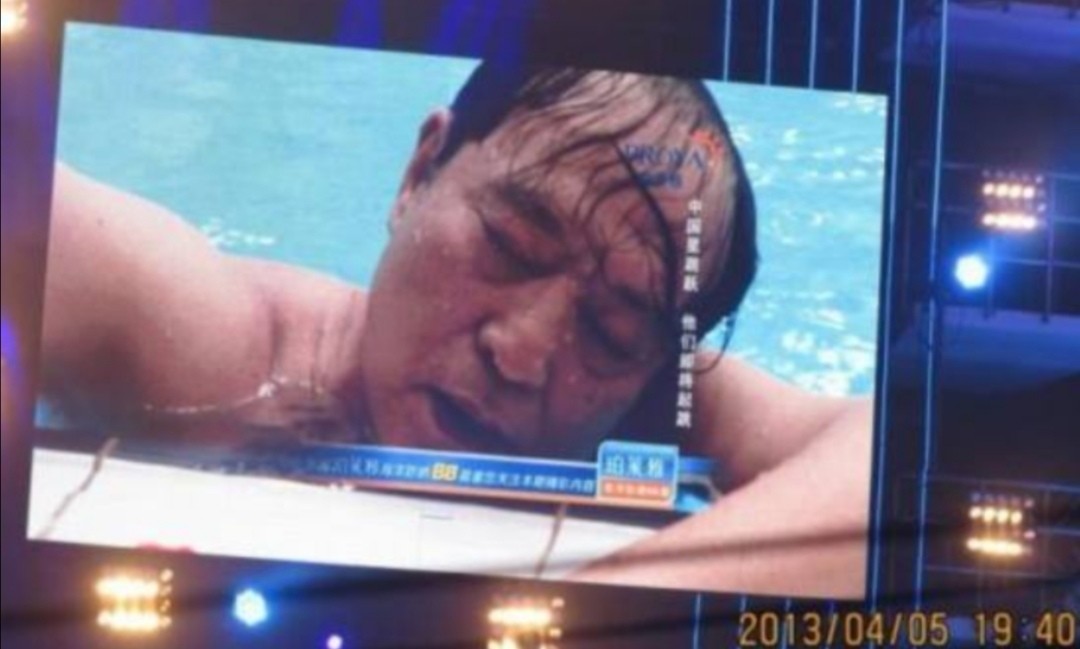 牛群和冯巩晚年见面,牛群辞官