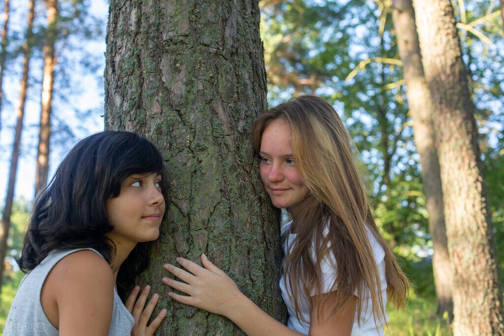 女子暴打闺蜜,年轻女孩遭闺蜜暴打