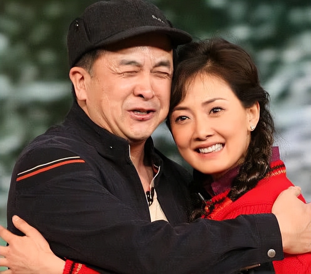 牛莉一家三口近照曝光,牛莉晒一家三口照片