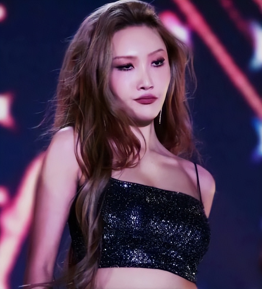 韩国女星舞台上，一摸一舔惹大祸，华莎涉演出淫乱罪被警方传唤