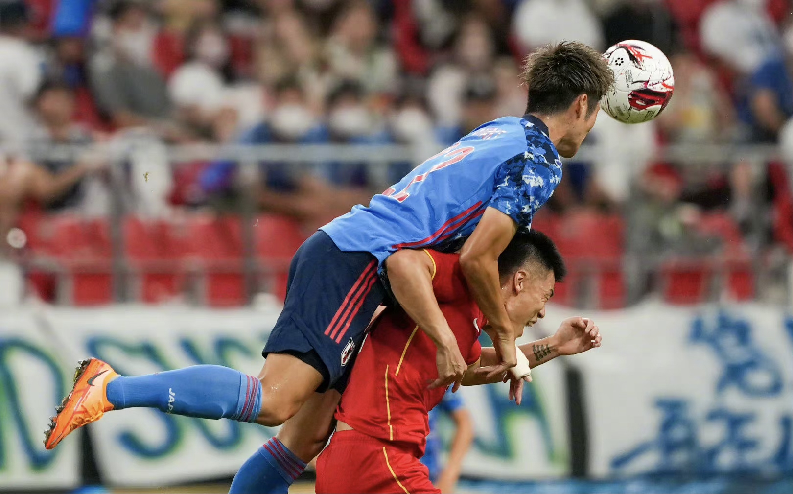 0-0！国足铁桶阵+神将韩佳奇建功，日本男足急得踢晕队友
