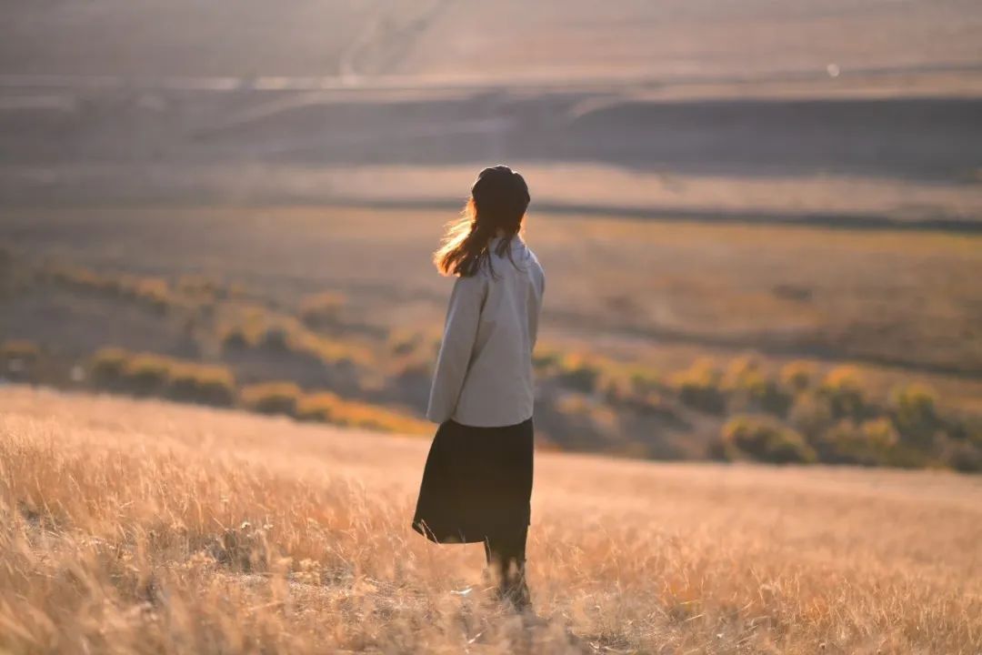 隔着桌子夹菜,不要光拿筷子夹菜