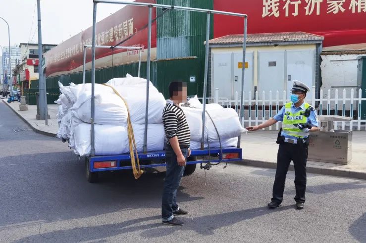 【学悟见创】街头一小三轮“客串”小货车……这一幕太危险！