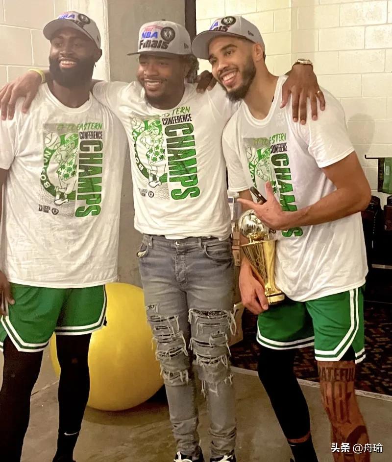 NBA晚报：詹姆斯与车王合照，獭兔给科比发短信，热巴怒撕球衣