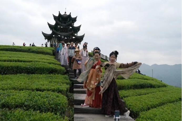 2023世界华服大会品贡茶悦宣恩