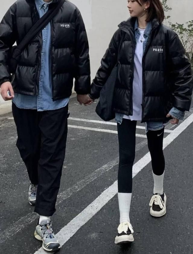 鲨鱼裤搭配长款羽绒服视频,冬天鲨鱼裤穿搭技巧