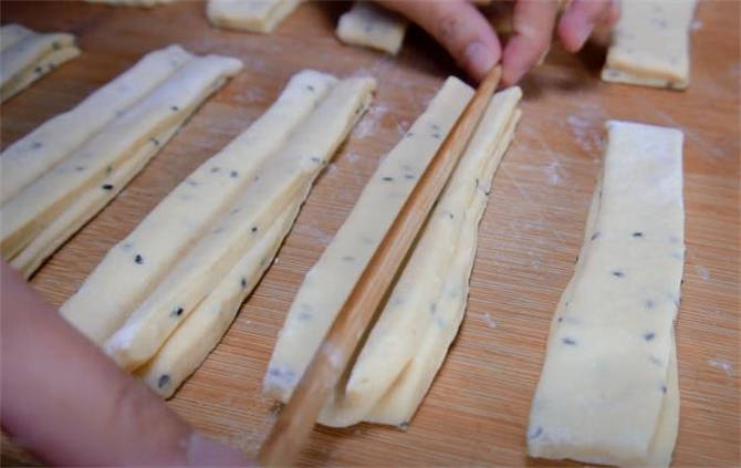 空心小油条做法可以自己在家做,酥脆空心无铝油条预拌粉大袋1000g