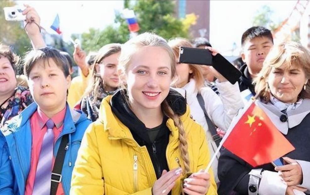 中国俄罗斯族，1.5万人，一头金发高鼻梁深眼窝，一口流利普通话