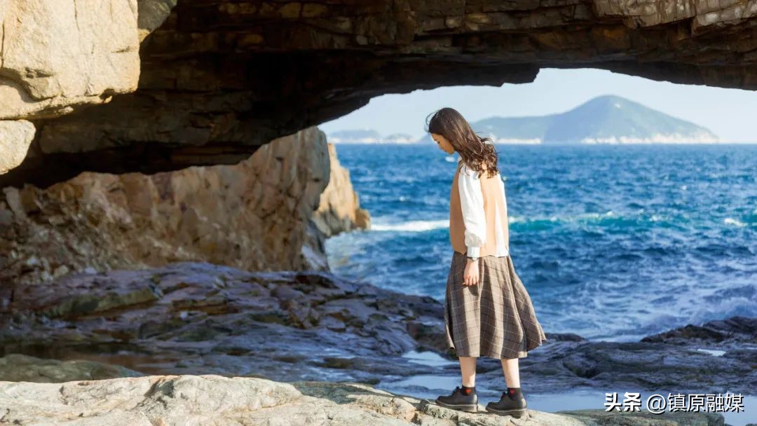 把鞋里的沙倒掉,把鞋里的石子倒出来