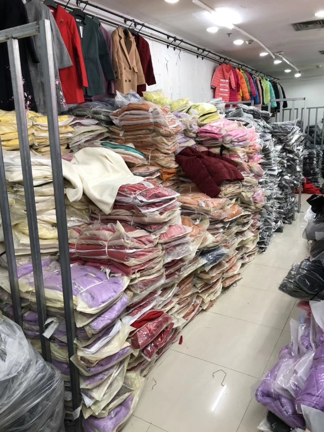 广州十三行品牌女装厂家现场直销,广州十三行服装批发新手怎么拿货