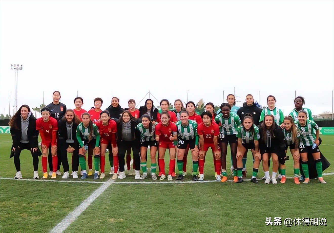 球迷对男女足的态度，可看出中国足球的两个极端，男足该何去何从