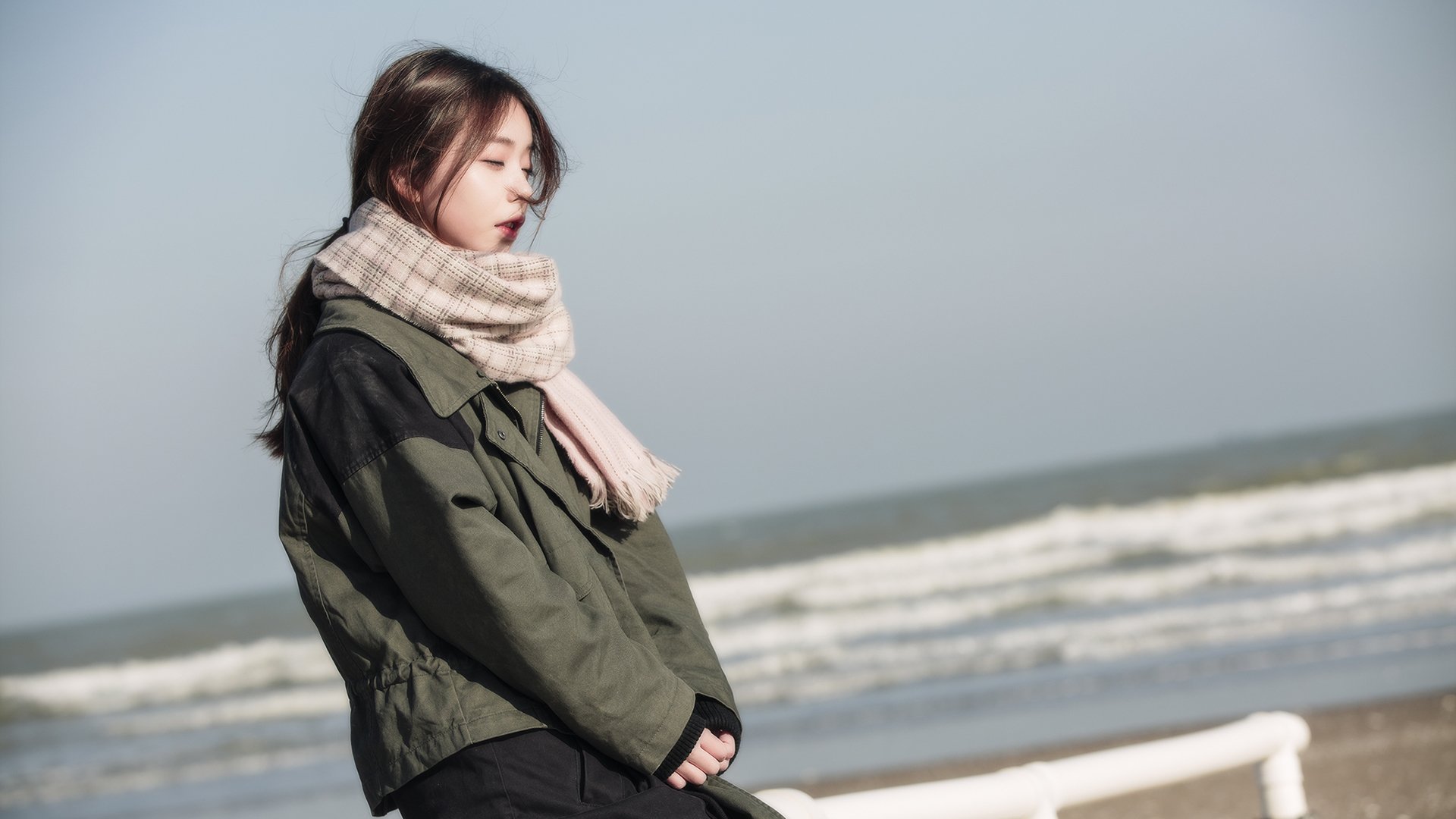 在公园双人打羽毛球,在公园和大爷打羽毛球