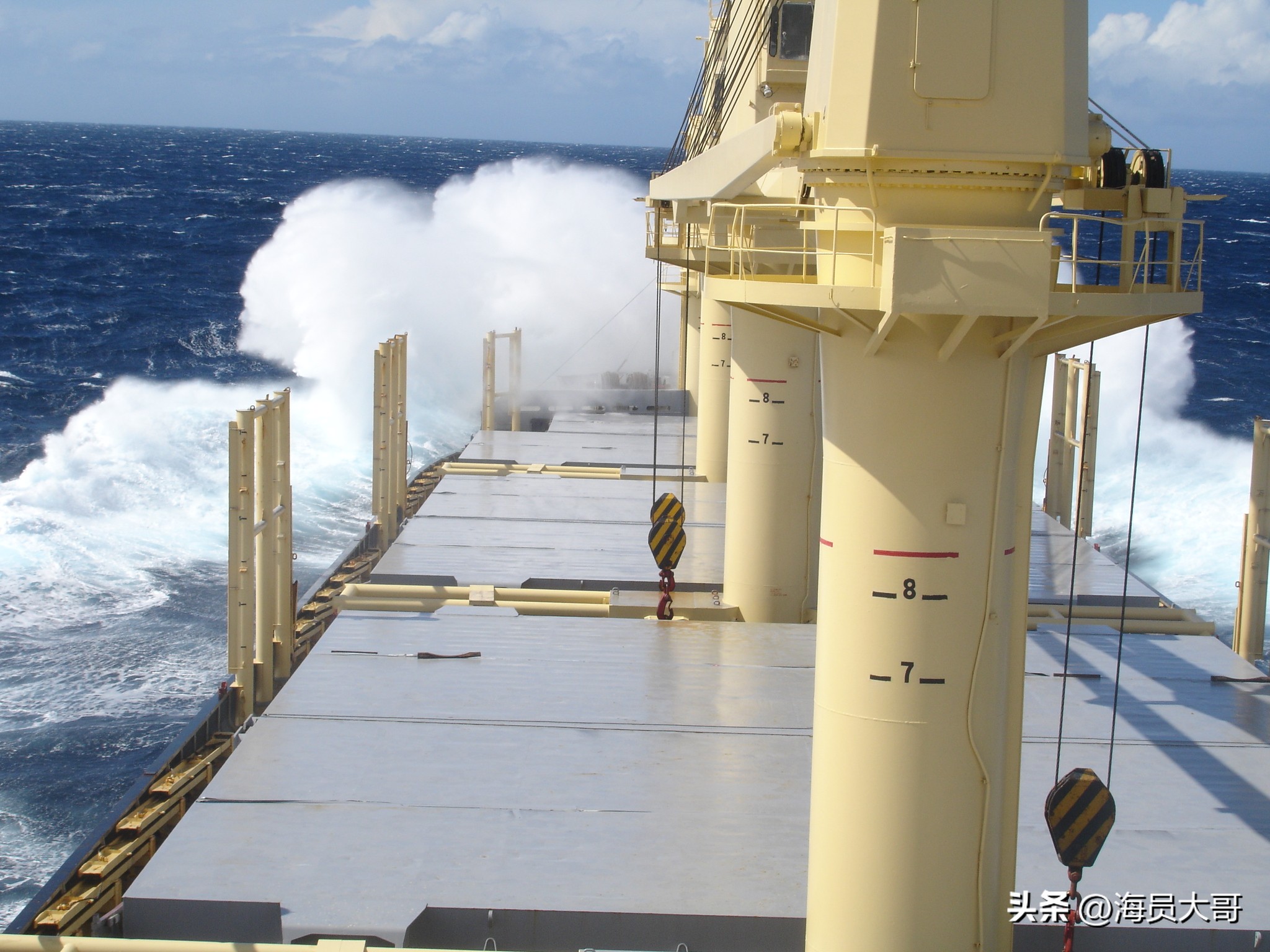海地是非之地，却是船员最爱去的国度，用一升汽油换50斤螃蟹，爽