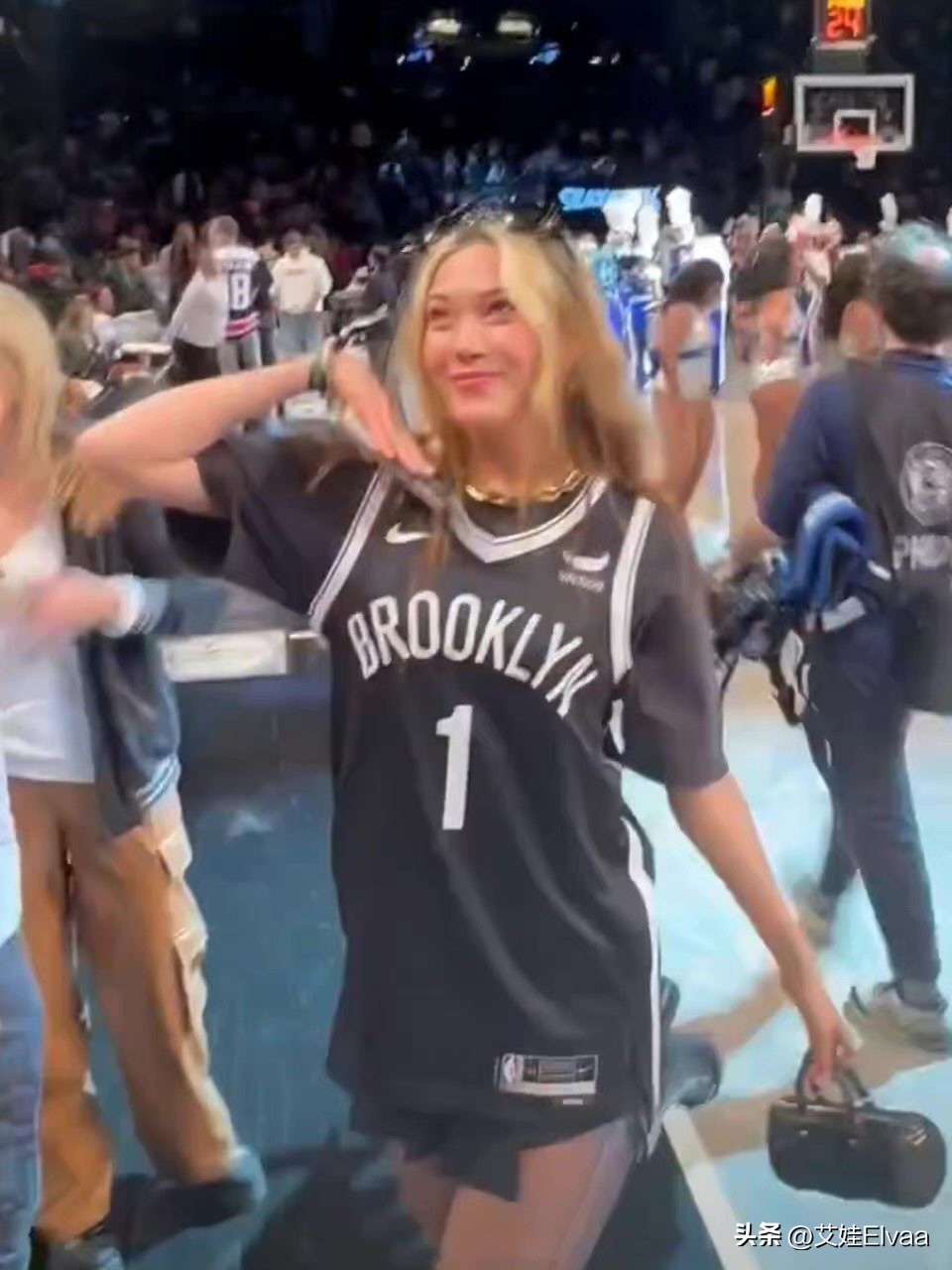 谷爱凌在巴克莱中心看比赛,谷爱凌秀足球