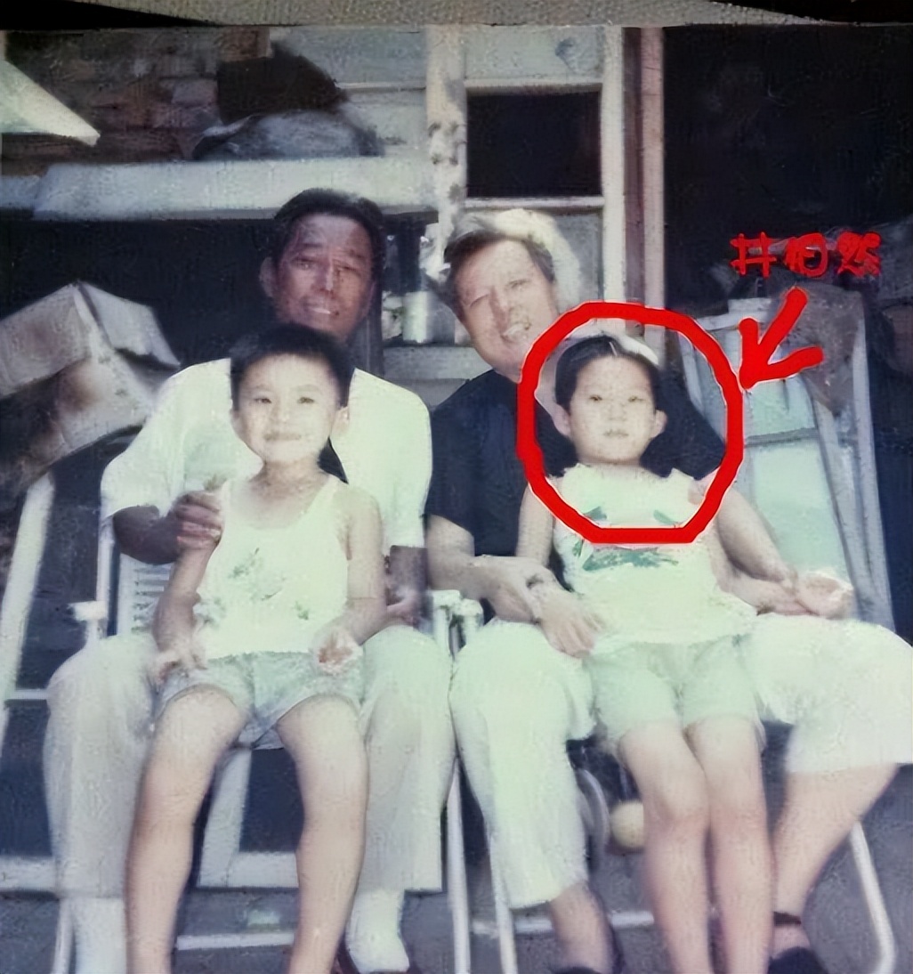 井柏然奶奶养大父母认亲视频,井柏然成为大明星后父母再来认亲