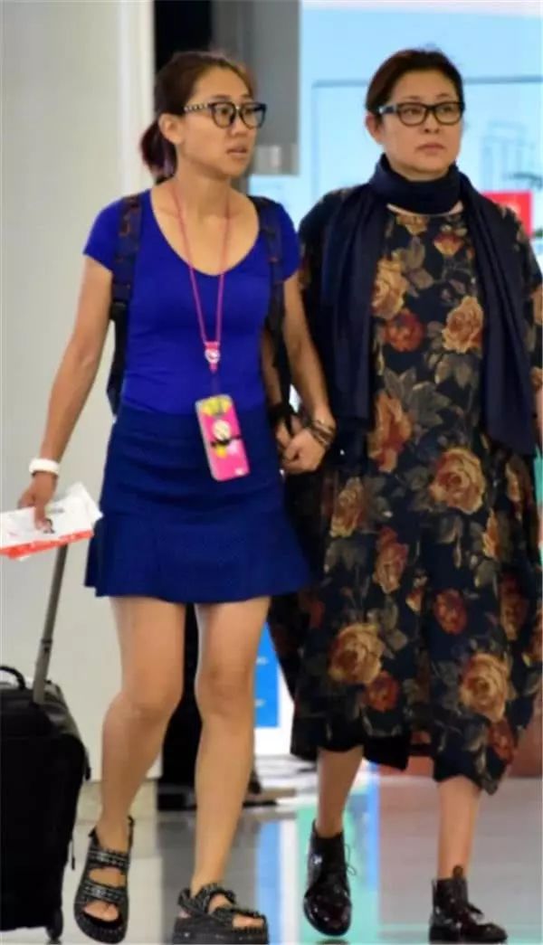 倪萍身残脚瘸永别舞台，臃肿不已