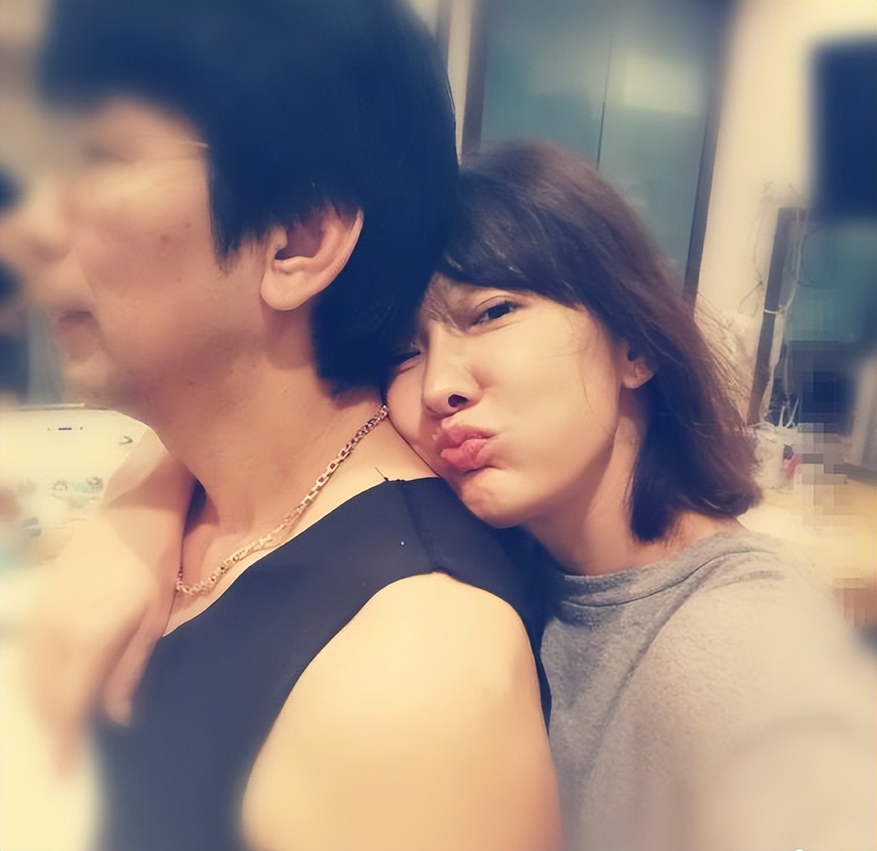 牛莉一家三口近照曝光,牛莉晒一家三口照片