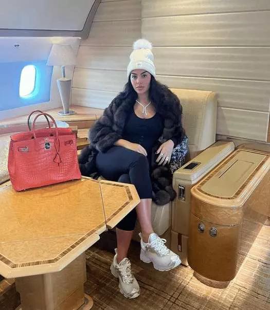 c罗不向资本妥协,c罗炫富场面