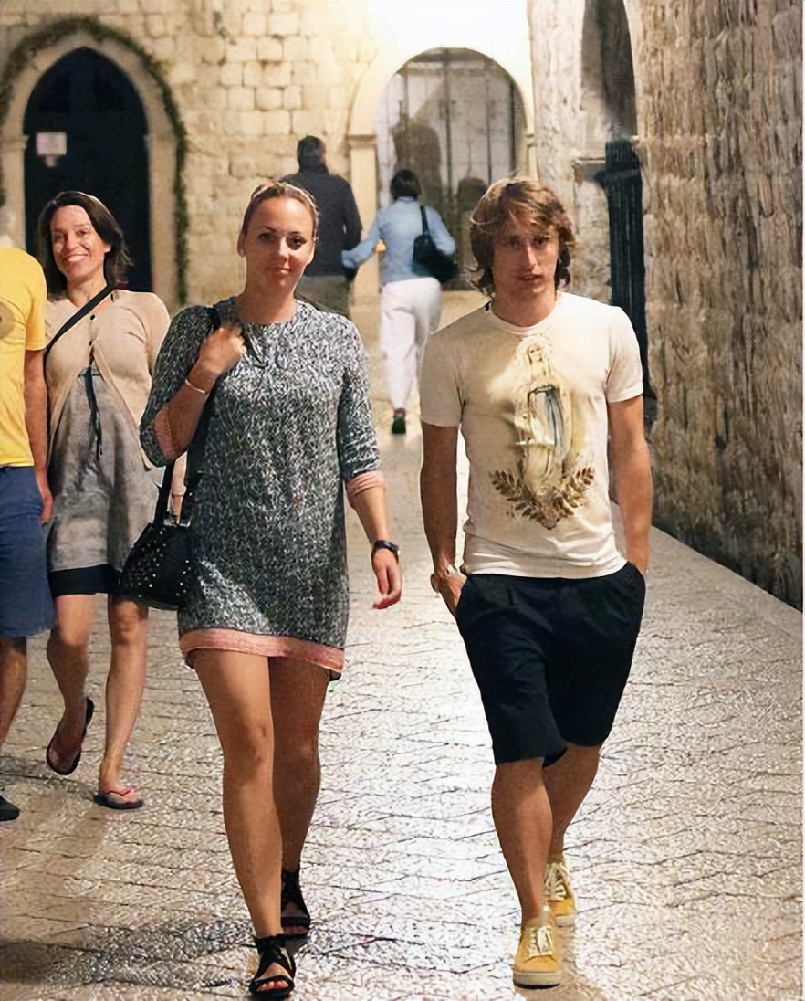 魔笛莫德里奇对待儿子的态度,魔笛和他的妻子