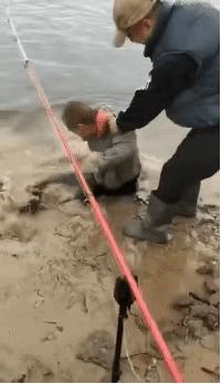 野钓中鱼后该怎么控鱼,刺鱼遛鱼技巧