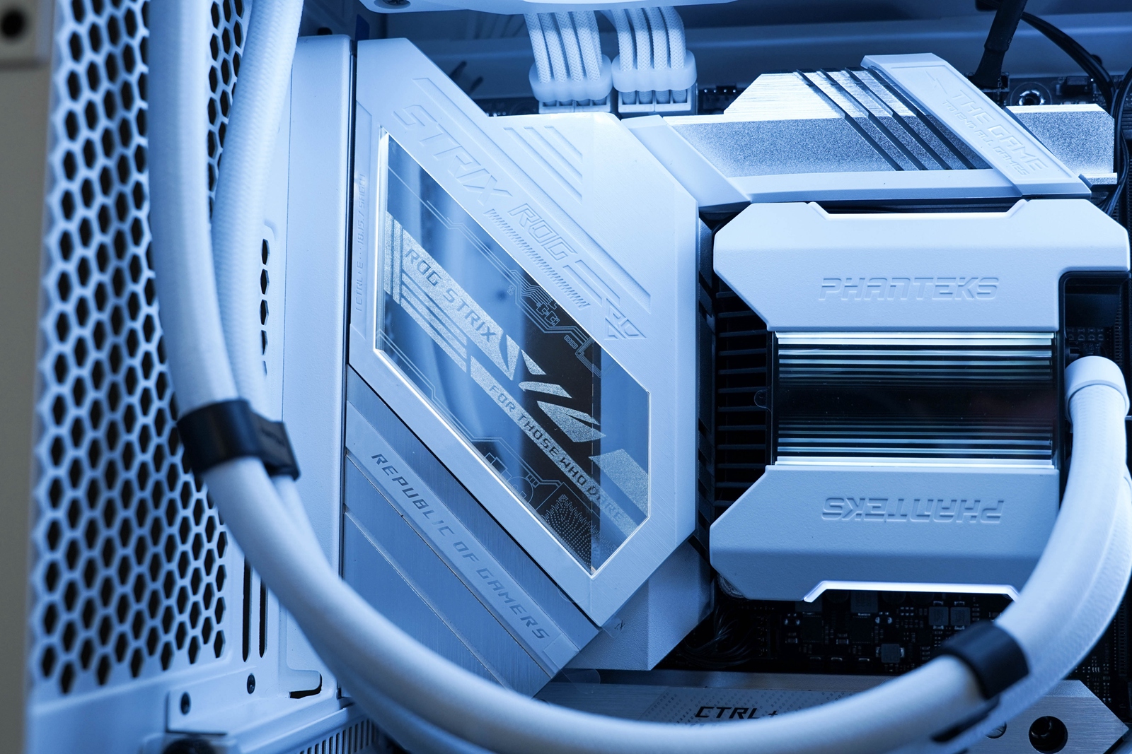 豪砸3万预算工作机，12900K+RTX3090Ti+32GCVNDDR5顶配纯白装机