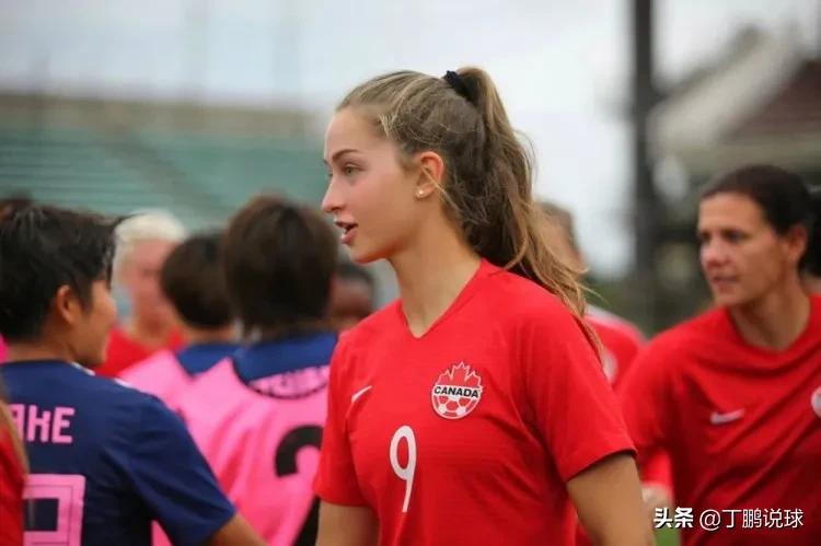 足坛“黑白配”羡煞他人,阿方索和女友在北美度假,异地恋1年半