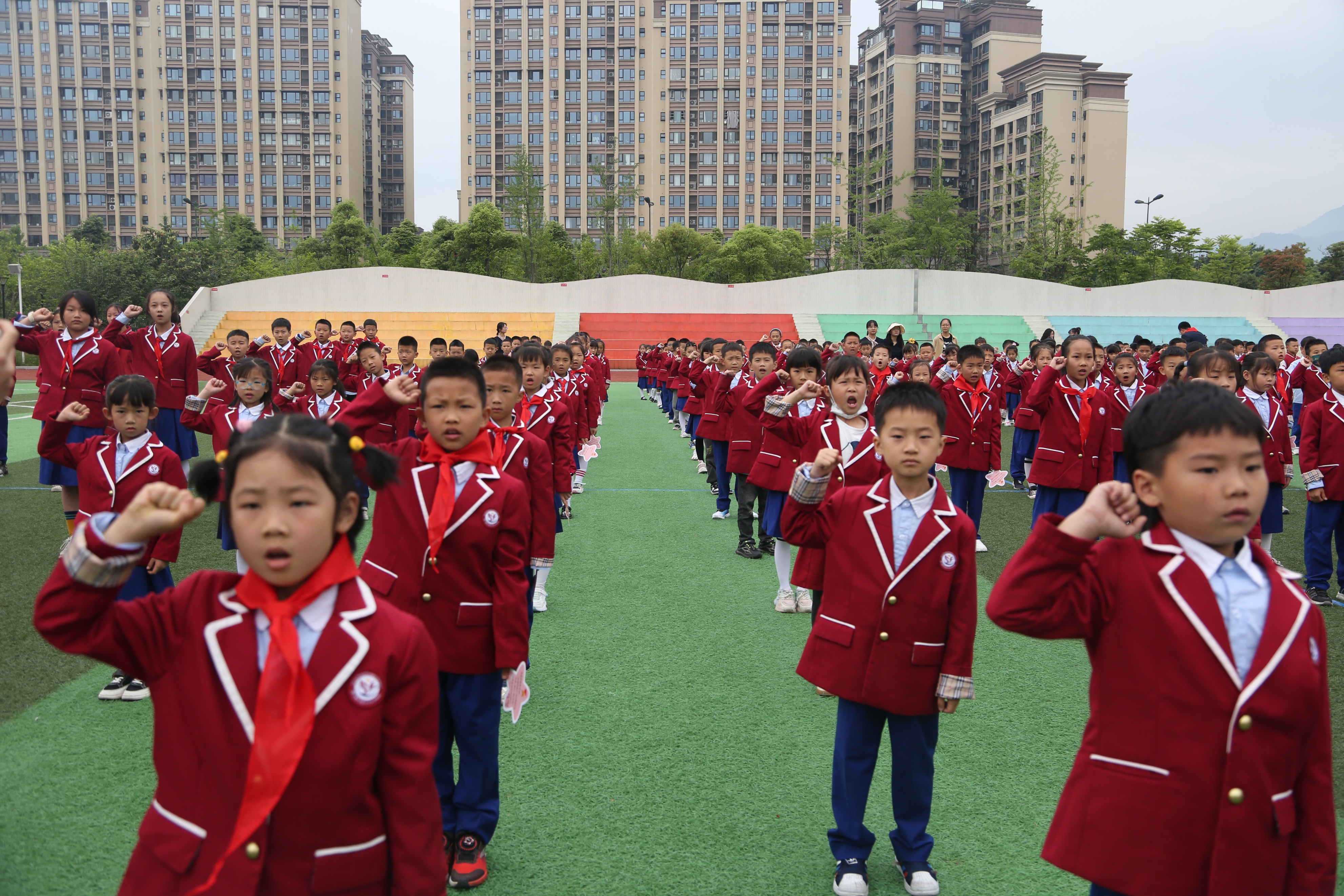 用歌谣赞美童年，用鲜花妆点童心——都江堰市各中小学、幼儿园开展丰富多彩的“六一”庆祝活动