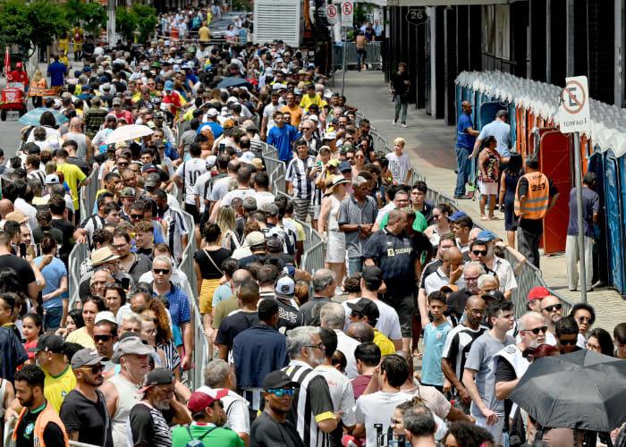 “球王”贝利,安息之地由14层楼组成,有14000个拱顶,他选9楼