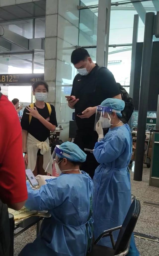 姚明12岁女儿亮相身高至少1米8,姚明和女儿手牵手逛街被偶遇