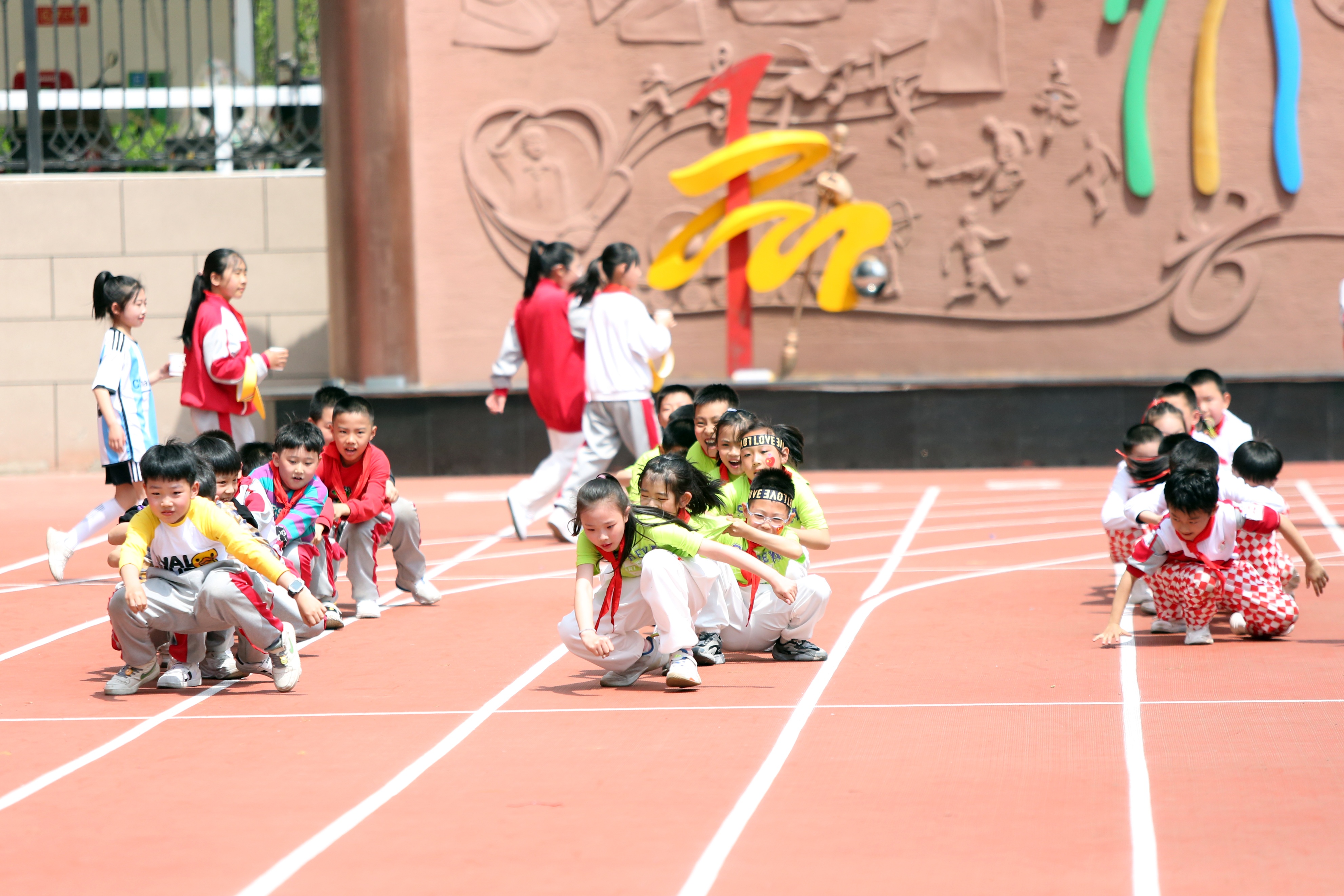 斗争精神迎挑战奋进拼搏创未来——迎泽区双东小学举行春季运动会