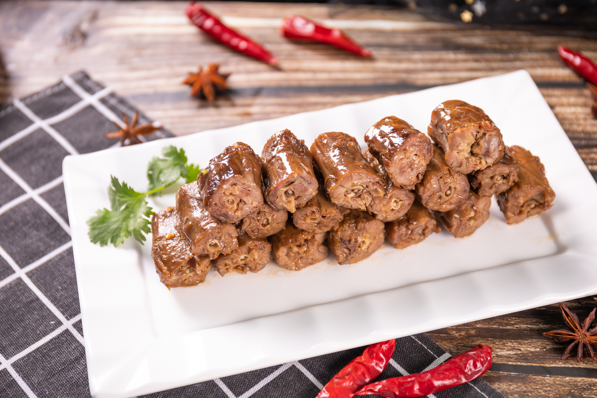 卤鸭脖为什么这么好吃,为啥鸭脖店里的卤花生这么好吃