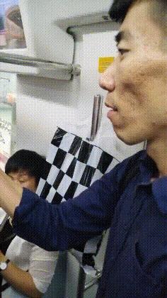 “老婆出差在宾馆给我发照片，桌子上那个是胶水吗？”哈哈哈哈