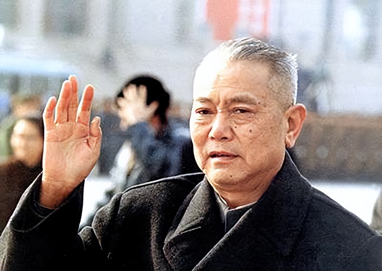 1992年，弥留之际的*先念李**留下唯一请求：将骨灰撒到曾经战斗之处