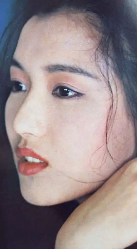 50多岁的郑秀文自律使身材曼妙 (50岁的郑秀文迎来了她的时髦巅峰)