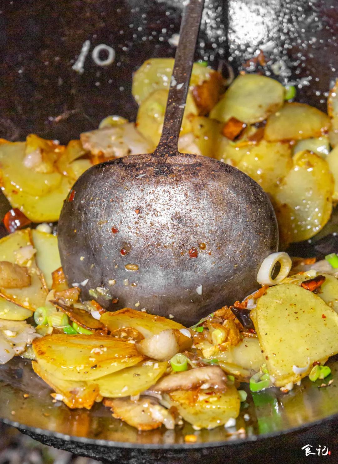 40m²的小店,厨房就占一半!建昌家属院旁的这家馆子开了23年