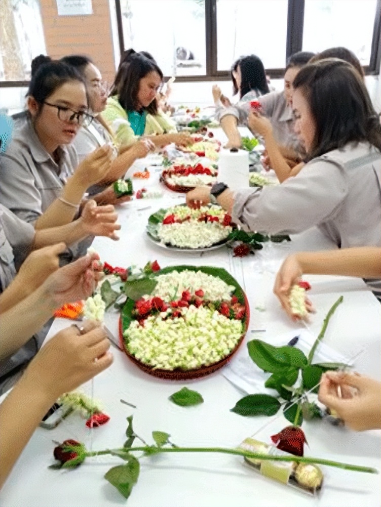 泰国带卡的欢快歌曲萨瓦迪卡,泰国萨瓦迪卡和女生打招呼