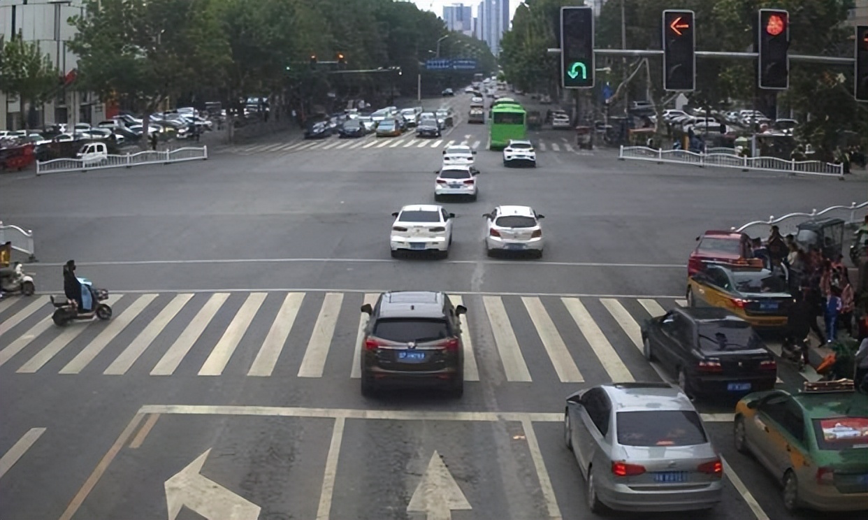 不小心闯红灯怎么办图片,是不是每个红灯都有闯红灯拍照