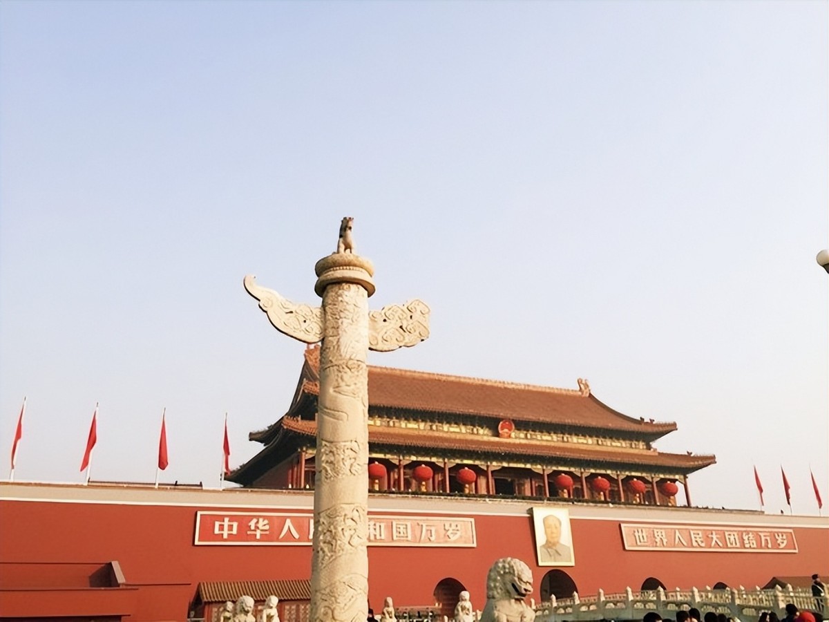 *安门天**除了毛主席画像，还悬挂着国徽，2019年曾发生过变化
