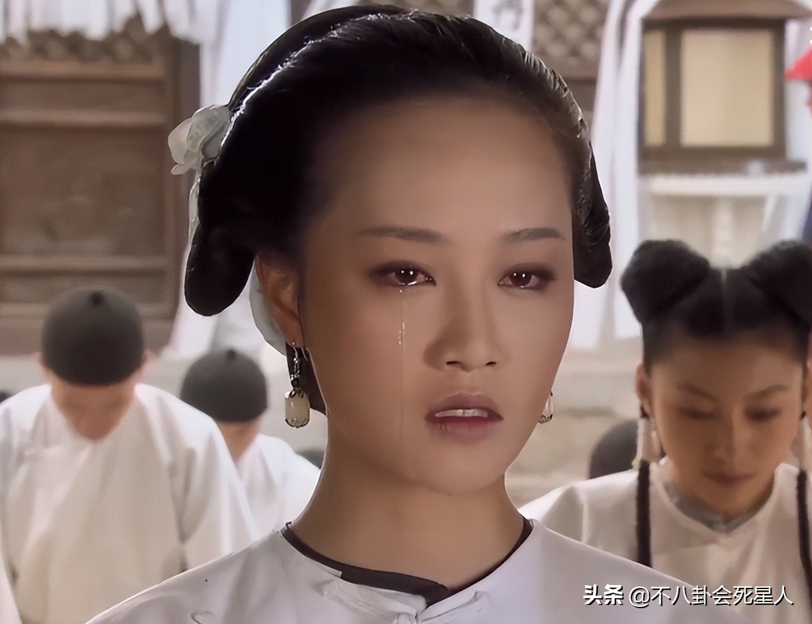 鞠婧祎8大离谱妆容：吐血不敢弄花半永久妆，守丧也要浓妆涂红唇