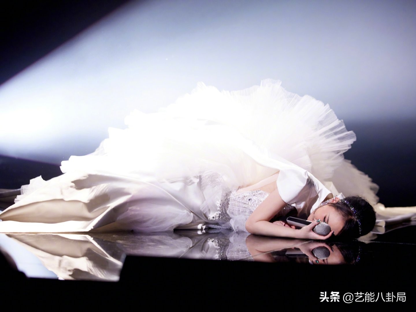 紧身衣、高筒袜，女星舞台造型杀疯了！穿高定唱跳，撩得人心痒痒