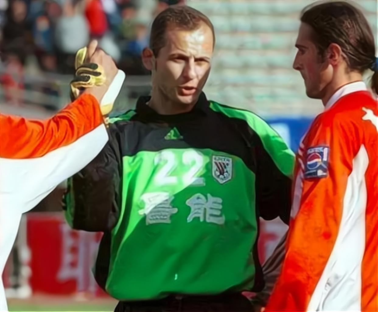 韩镕泽失误，泰山遭遇守门员之殇；全靠王大雷？郝伟选择不明智